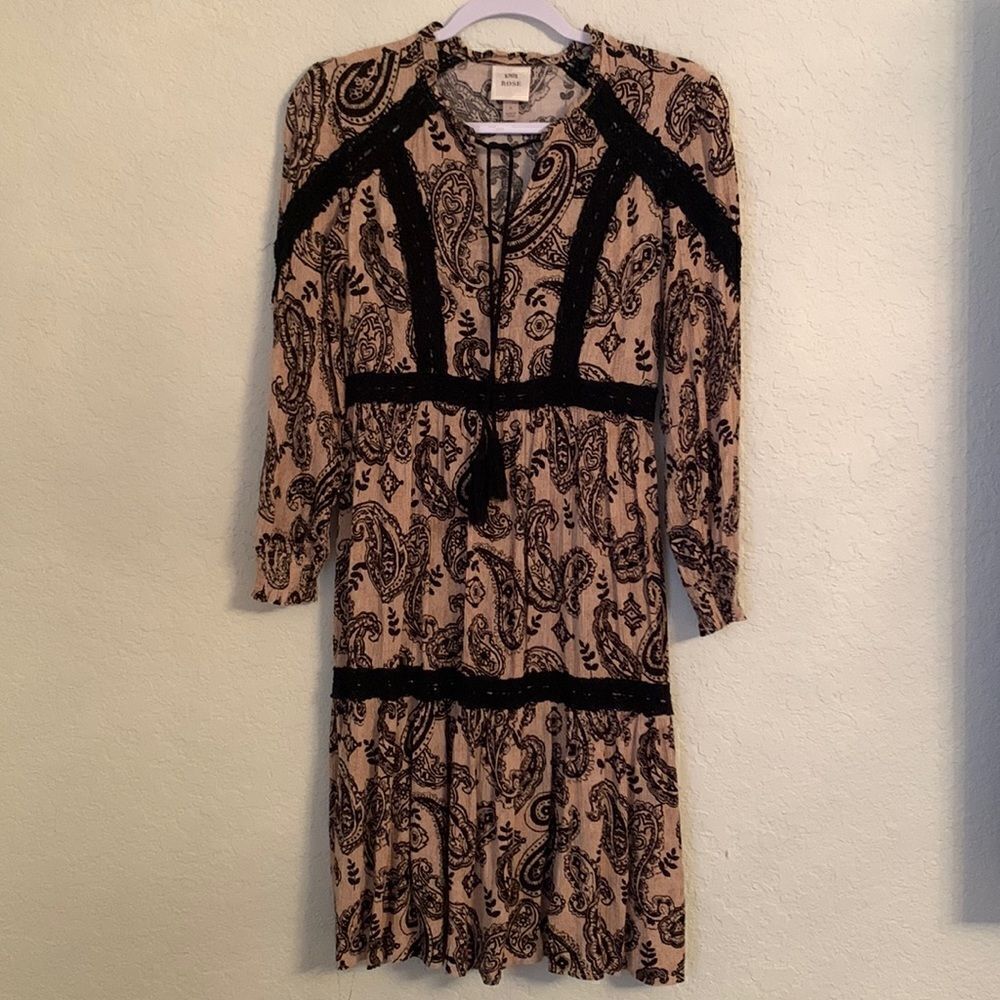 Knox Rose Beige Paisley Long Sleeve Dress with Black Trim